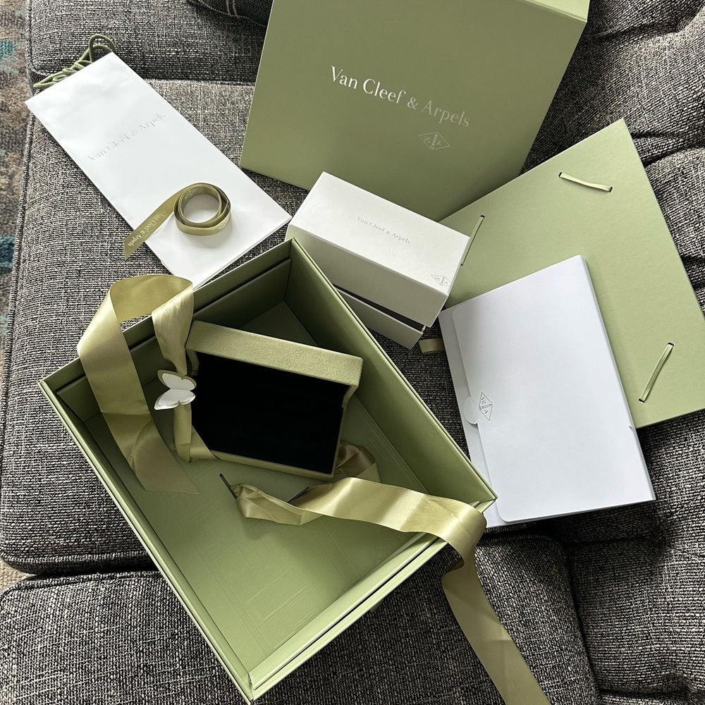 Van Cleef & Arpels Gift Box Set in Green